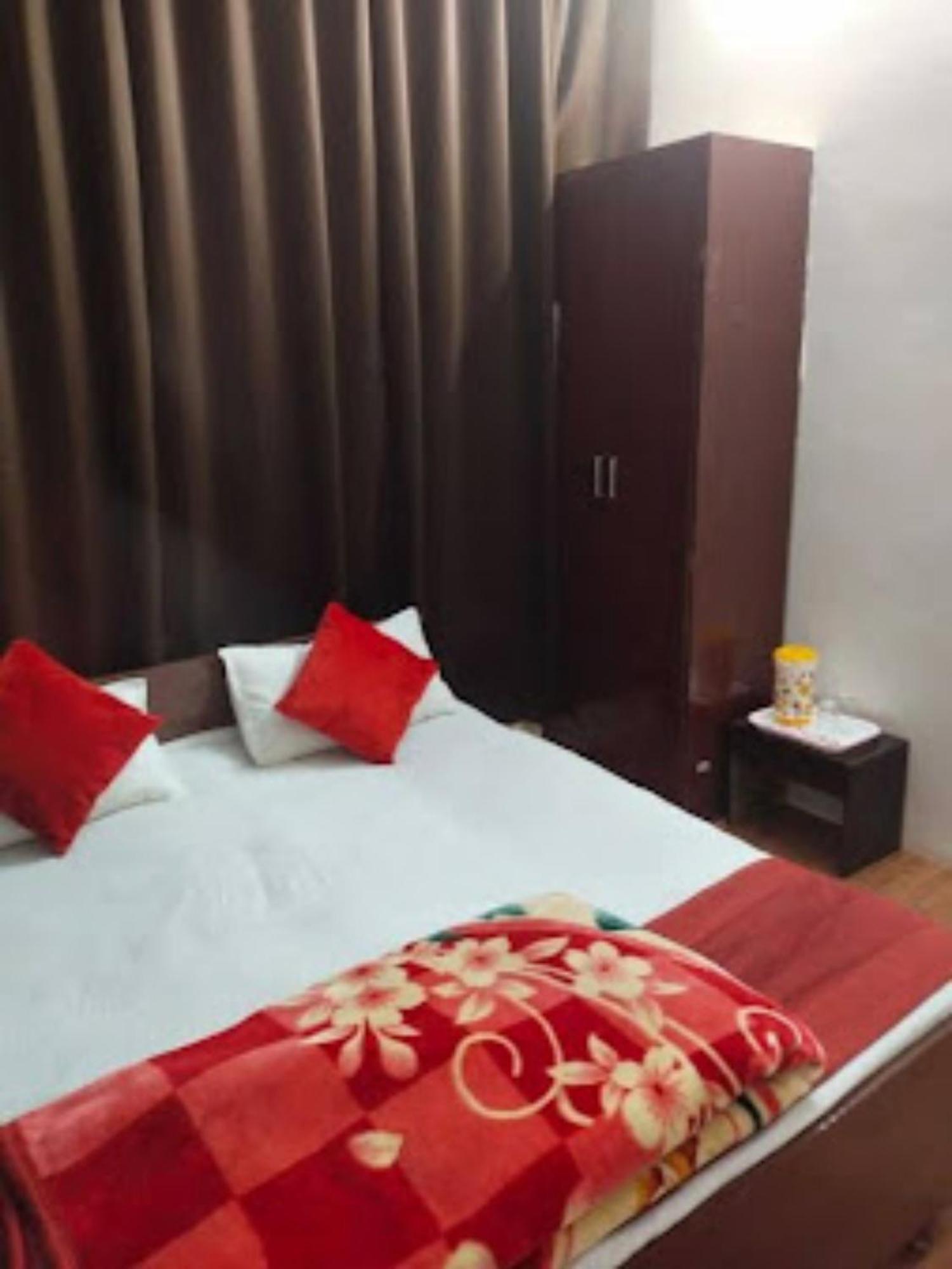Goroomgo Varanasi Paradise Varanasi - Parking & Restaurant Available - Perfect Location And Comfortable Room Bagian luar foto