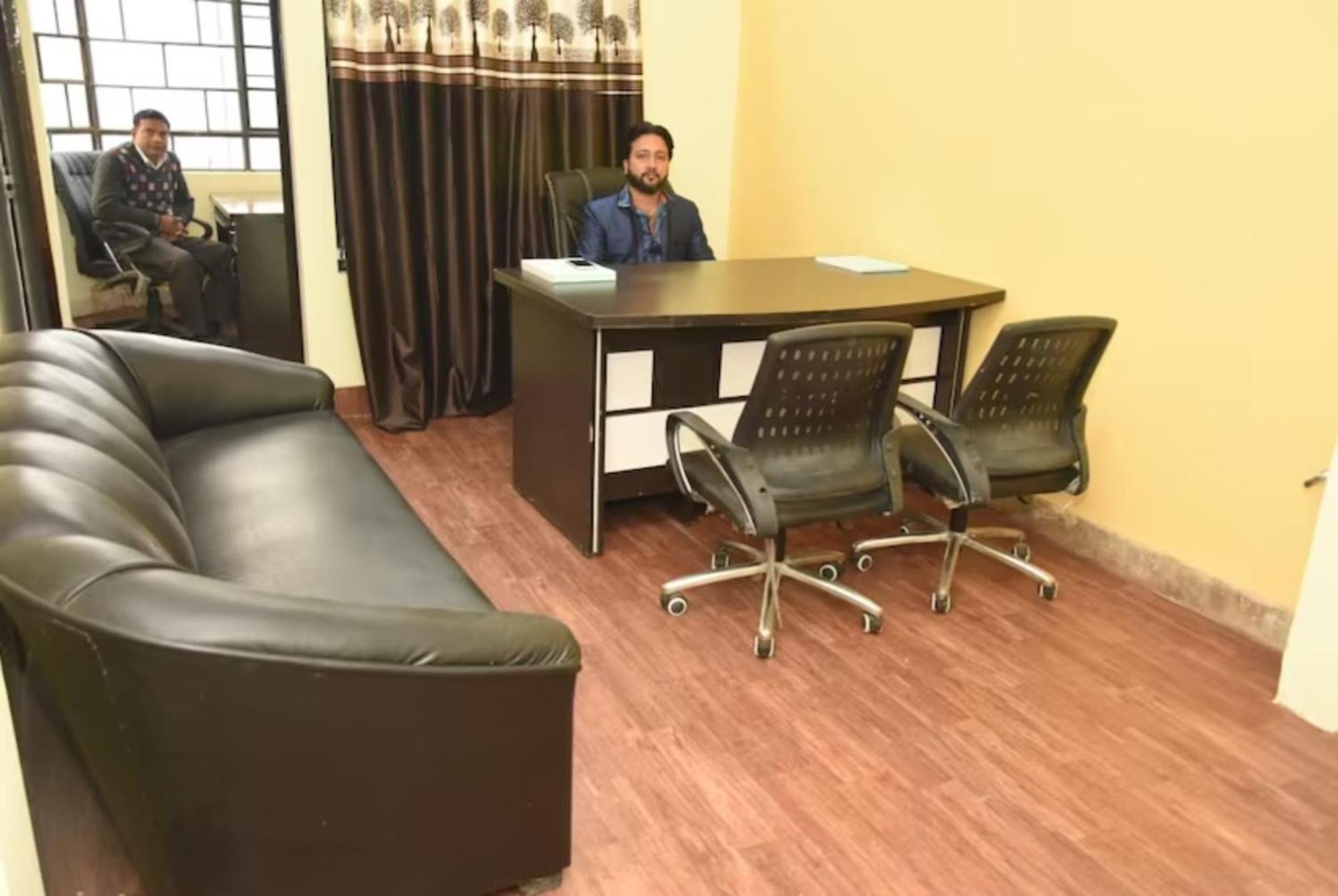 Goroomgo Varanasi Paradise Varanasi - Parking & Restaurant Available - Perfect Location And Comfortable Room Bagian luar foto