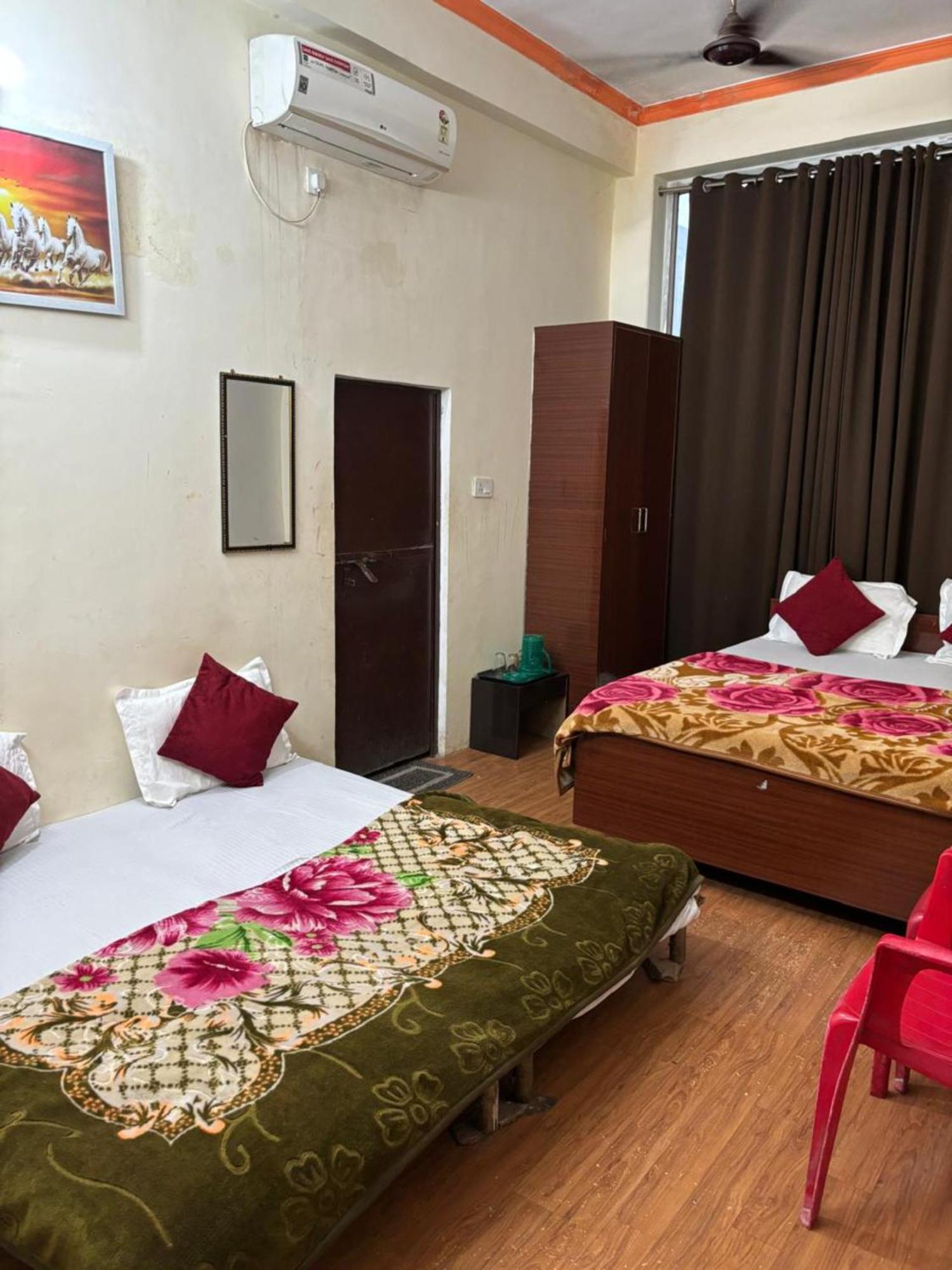 Goroomgo Varanasi Paradise Varanasi - Parking & Restaurant Available - Perfect Location And Comfortable Room Bagian luar foto